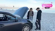 незнакомец чинит авто блондинке