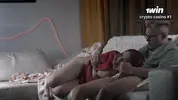 засовывает стояк в рот шокированной мачехи
