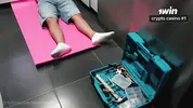 друг сына чинит кран в ванной