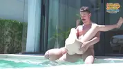 усач ебет резиновую куклу в бассейне при девушке