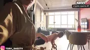 ласкает себя, наблюдая за тренировкой друга мужа