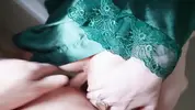 задрал халат и трахнул мамку раком в ванной