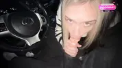блондинка строчит минет незнакомцу в машине