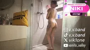 голая телка принимает душ