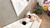 лижет девке киску на ступеньках пентхауса