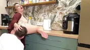 прогнулась на кухне для кунилингуса