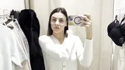 красуется в зеркале примерочной кабинки