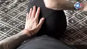 пристает к горячей риэлторше в спальне