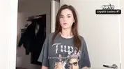 девушка знакомится с новым соседом