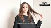 просит лучшего друга лишить ее девственности