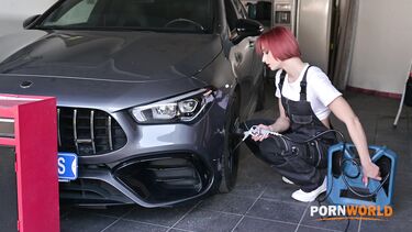 Dolly Dyson: Негр ебет в очко рыжую короткостриженую автомеханика Долли Дайсон