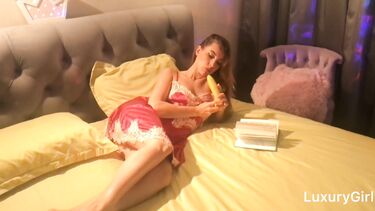 Luxury Girl: Играет с киской вибратором и бананом