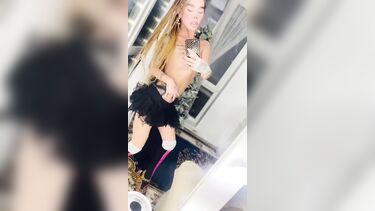 Алена Пискун собрала свои самые грязные домашние ролики, где трахает себя дилдо