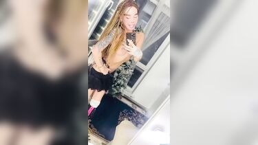 Алена Пискун собрала свои самые грязные домашние ролики, где трахает себя дилдо