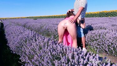Luckyasshole: Девушка с анальной пробкой в попке соблазнила фотографа на секс на лавандовом поле