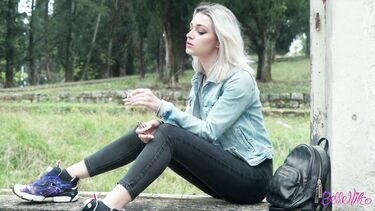 шантаж: Одноклассница курит и прогуливает уроки, поэтому ее вполне можно уломать на секс!