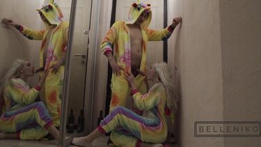 Пьяные блондинки: Рождественская пижамная вечеринка с четким аналом