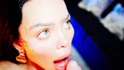 облизывает головку и смотрит в камеру
