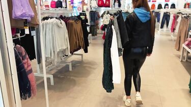 Кончил худой на лицо: Соска МайРедФоксГерл ради острых ощущений в примерочной делает минет