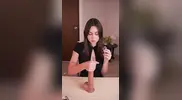 ласкает пальцами головку игрушки