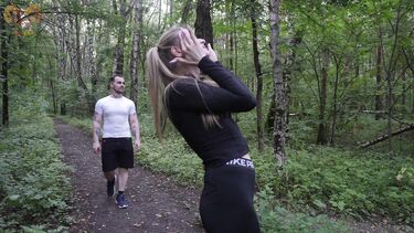 на пробежке: Татуированная блонда притворилась больной, чтобы заполучить член прохожего красавца