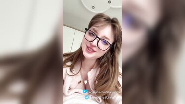 Соло в HD: 50 оттенков шикарной молодой шлюшки с большой грудью