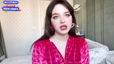 Ого, сколько жидкости! Горячая штучка прилипла пиздой к подушке