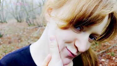 Игривая сестренка делает минет в лесу, пока родители собирают ягоды неподалеку