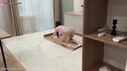 подглядывает