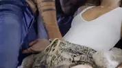 сосет соски