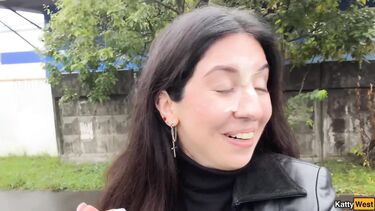 Моя девушка насмотрелась роликов и захотела погулять по улице со спермой на лице