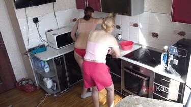 Жена соседа полезла под раковину, а мужик трахнул ее, не отрываясь от телефона
