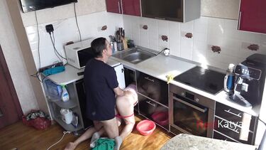 Жена соседа полезла под раковину, а мужик трахнул ее, не отрываясь от телефона