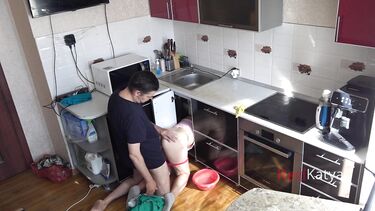 Жена соседа полезла под раковину, а мужик трахнул ее, не отрываясь от телефона