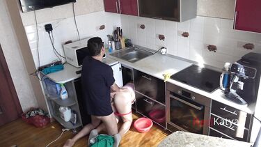 Жена соседа полезла под раковину, а мужик трахнул ее, не отрываясь от телефона