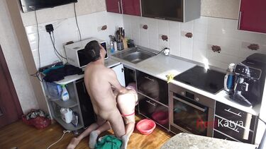 Жена соседа полезла под раковину, а мужик трахнул ее, не отрываясь от телефона