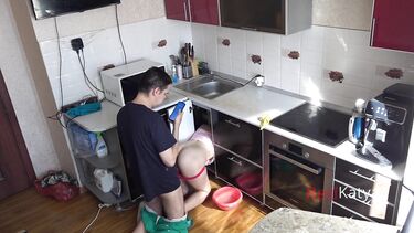 Жена соседа полезла под раковину, а мужик трахнул ее, не отрываясь от телефона