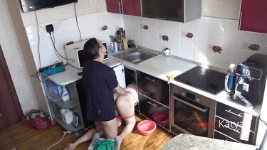 Жена соседа полезла под раковину, а мужик трахнул ее, не отрываясь от телефона