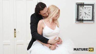 Пять тысяч евро за пять минут танца: зрелая балерина отрабатывает гонорар анальным сексом