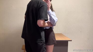 В первый же день учебы студентка в очках отсосала мне член на столе и словила сперму на стекла
