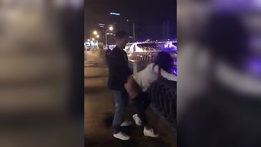 Сашу Травку и Настю Рыбку трахают на набережной в Москве