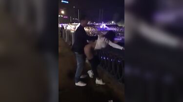 Сашу Травку и Настю Рыбку трахают на набережной в Москве