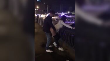 Сашу Травку и Настю Рыбку трахают на набережной в Москве
