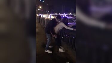 Сашу Травку и Настю Рыбку трахают на набережной в Москве