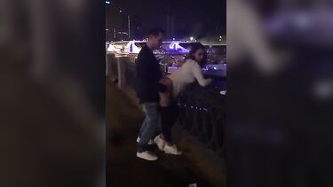 Сашу Травку и Настю Рыбку трахают на набережной в Москве
